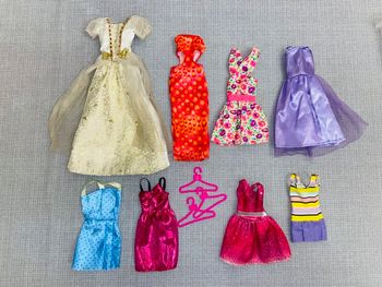 Lot vêtements poupée Barbie 