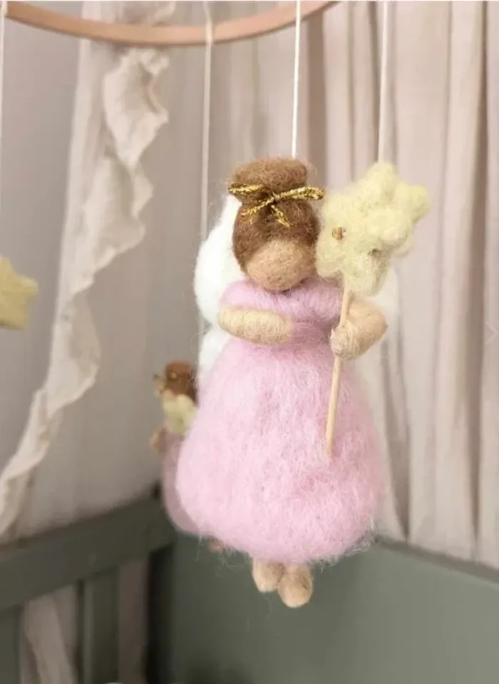 Mobile suspendu avec motifs de petites fées roses et d’étoiles pour bébé. - photo numéro 2