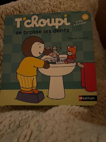 Tchoupi se brosse les dents
