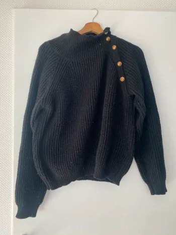 Pull en laine avec bouton noir dorée