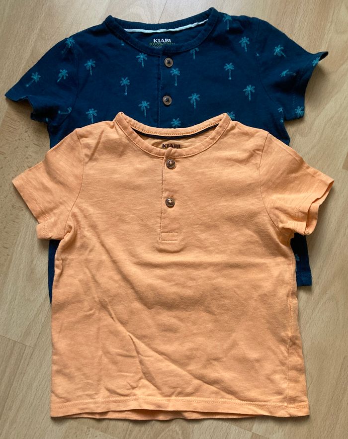 lot de 2 tee-shirts 2 boutons taille 18 mois - photo numéro 1