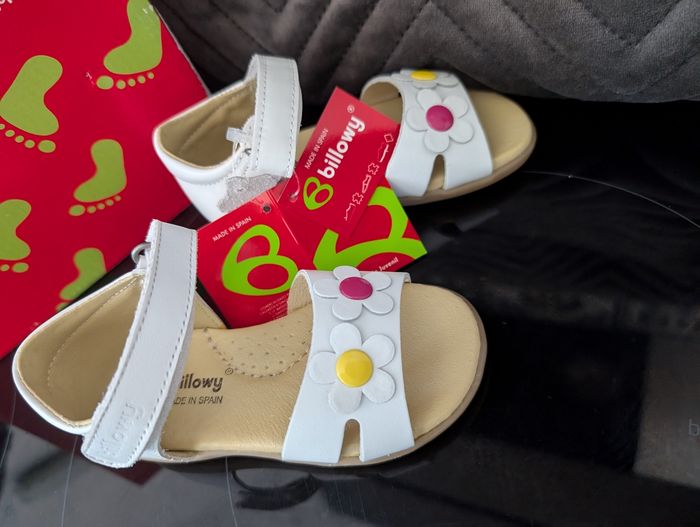 Sandales d'été fille tout cuir. Taille 20 grande. Neuf. Billowi