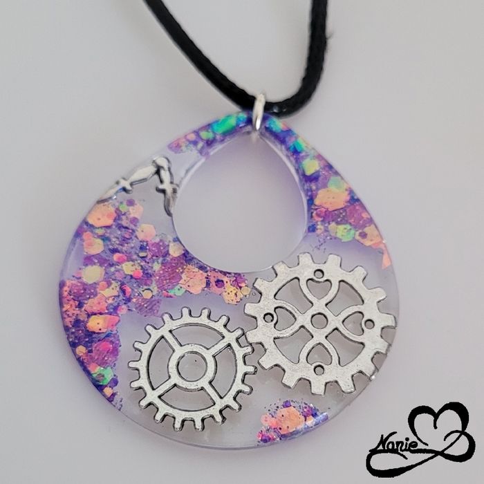 Pendentif transparent avec des engrenages et des paillettes violettes - photo numéro 2