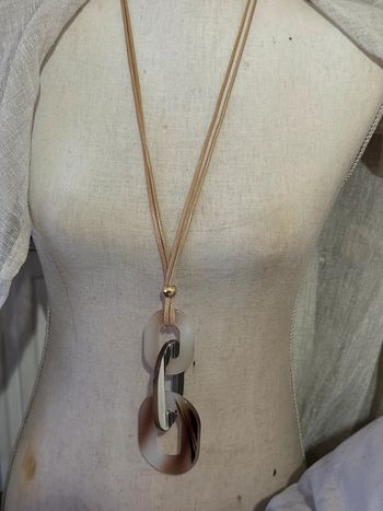 Collier sautoir lacet gros maillons résine de qualité