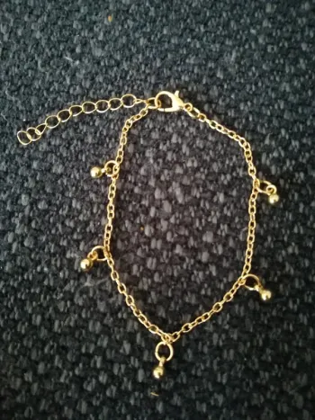 Joli bracelet doré, chaîne fine, avec breloques, neuf