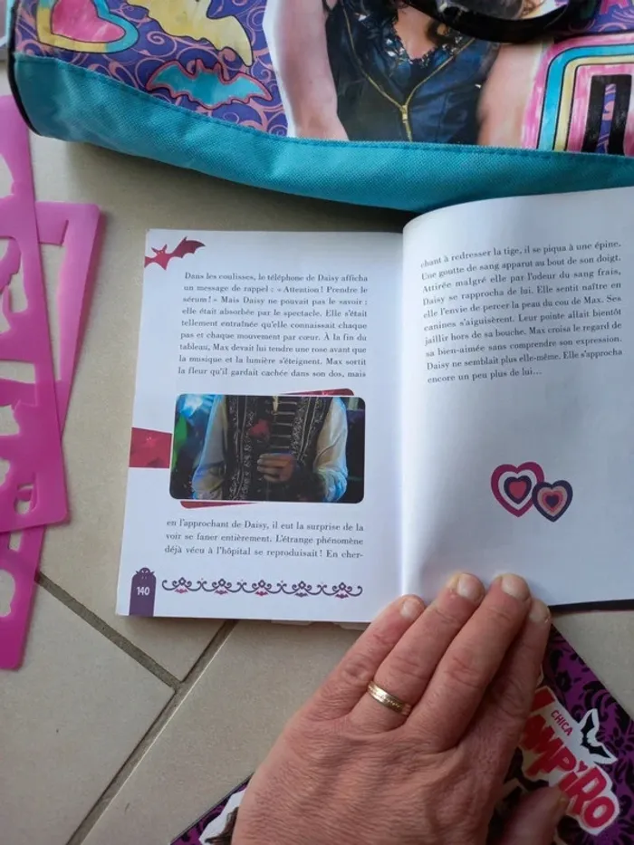 Lot articles Chicca Vampiro : Sac + livre+ bracelet + jeu - photo numéro 6