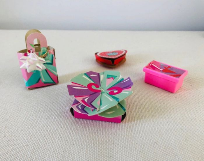 Lot boîte carton barbie accessoire chocolat sac