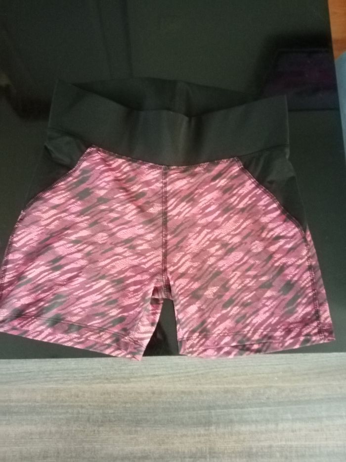 Short sport taille M  MARQUE GEMO - photo numéro 2
