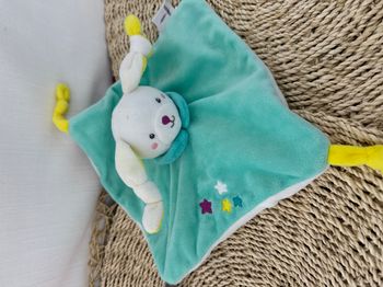 Doudou plat lapin bleu vert jaune blanc U TOUT PETITS