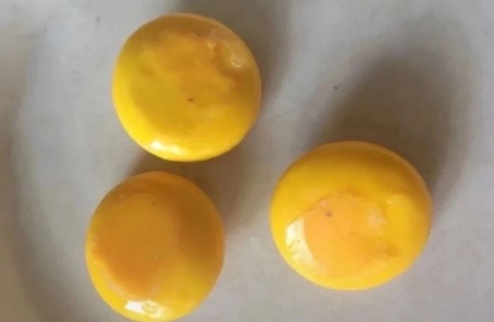 lot « Emoji - Smiley » : boîte métallique, livre et bougies - photo numéro 5