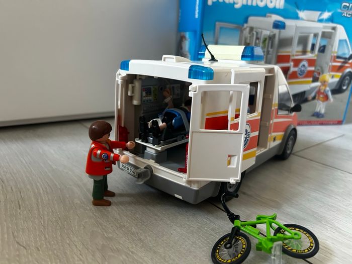 Ambulance playmobil boîte - photo numéro 3