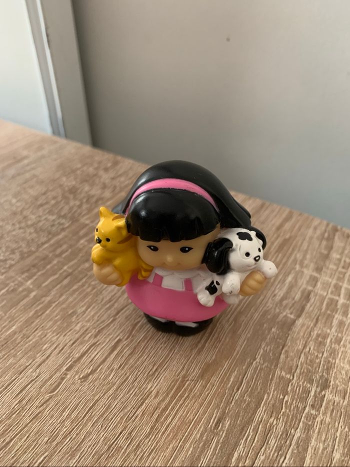 Figurine fille avec chat et chien Little people
