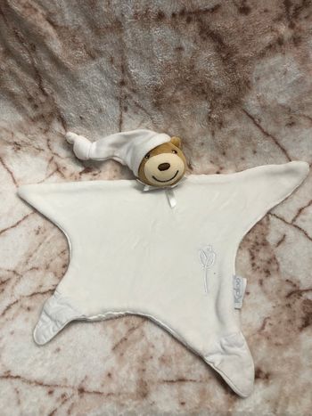 Doudou plat etoile blanc ours bonnet fleur Kaloo