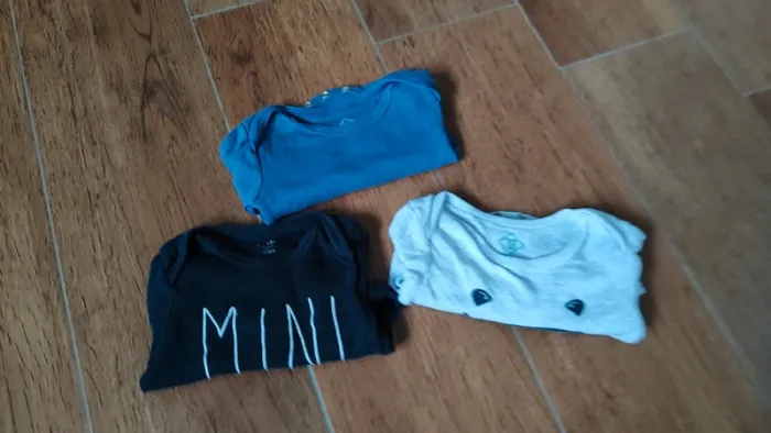 đ 3 bodies taille 12 mois đ