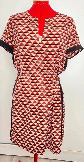 Robe droite imprimé graphique beige bordeaux noir à ceinturer Scotch and Soda