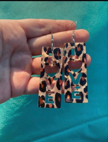 Boucles d’oreilles pendantes NEUVES forme rectangulaire couleur léopard
