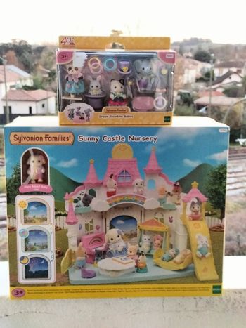 La crèche ensoleillée et les bébés du spectacle