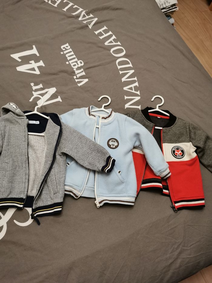 Vend chemises vestes et manteaux 18mois - photo numéro 3
