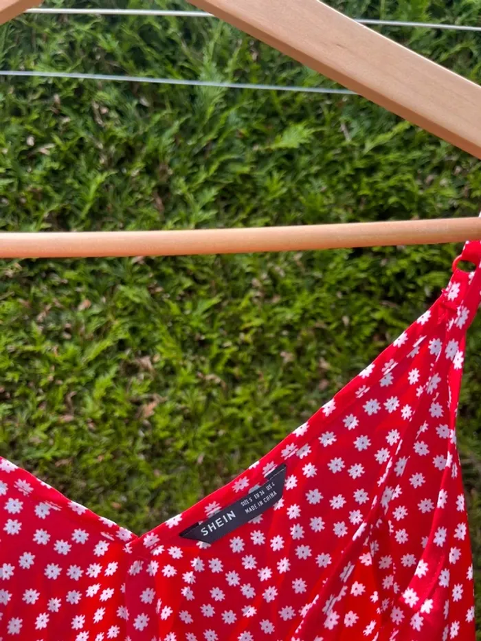 top rouge avec fleurs blanche - photo numéro 3