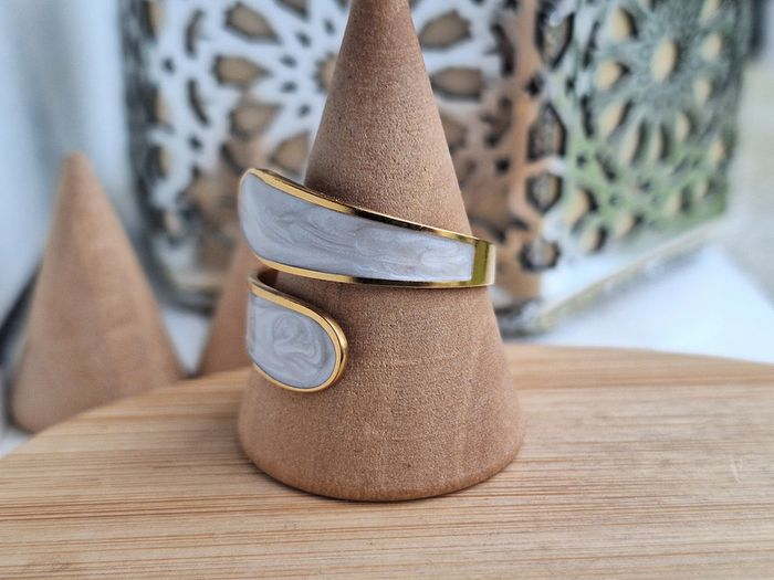 Bague Doré ouverte, avec du nacre blanc, Elégant et Minimaliste, Ajustable - photo numéro 4