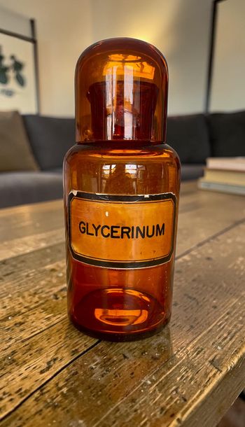 Flacon d’apothicaire ancien GLYCERINUM avec bec verseur et gobelet – verre ambré