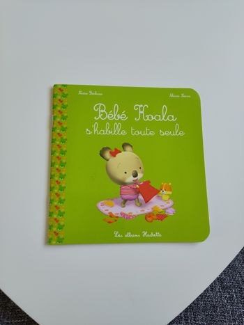 Bébé koala s'habille toute seule 