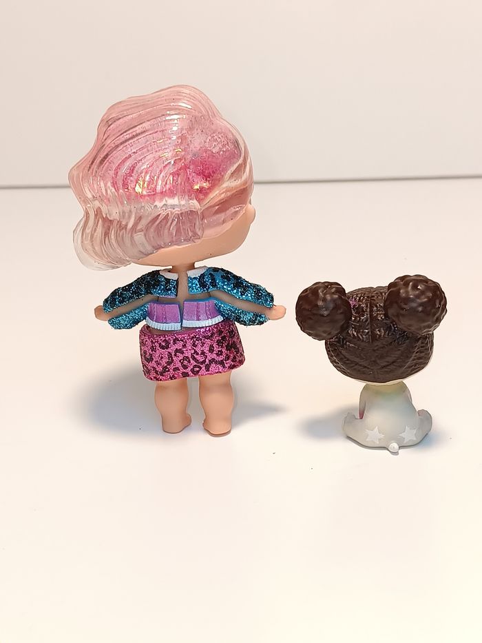 LOL Surprise Snow Leopard Winter Disco Glitter 
Poupée et ensemble compris - photo numéro 2