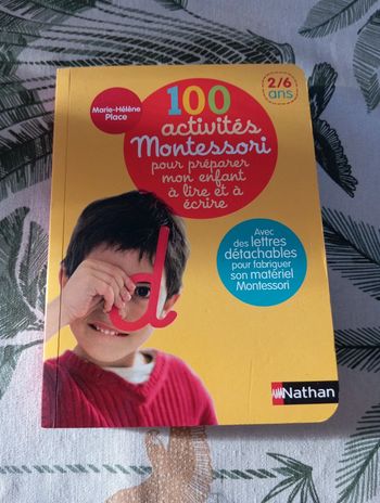 Livre 100 activités Montessori pour preparer mon enfant à lire et à écrire.