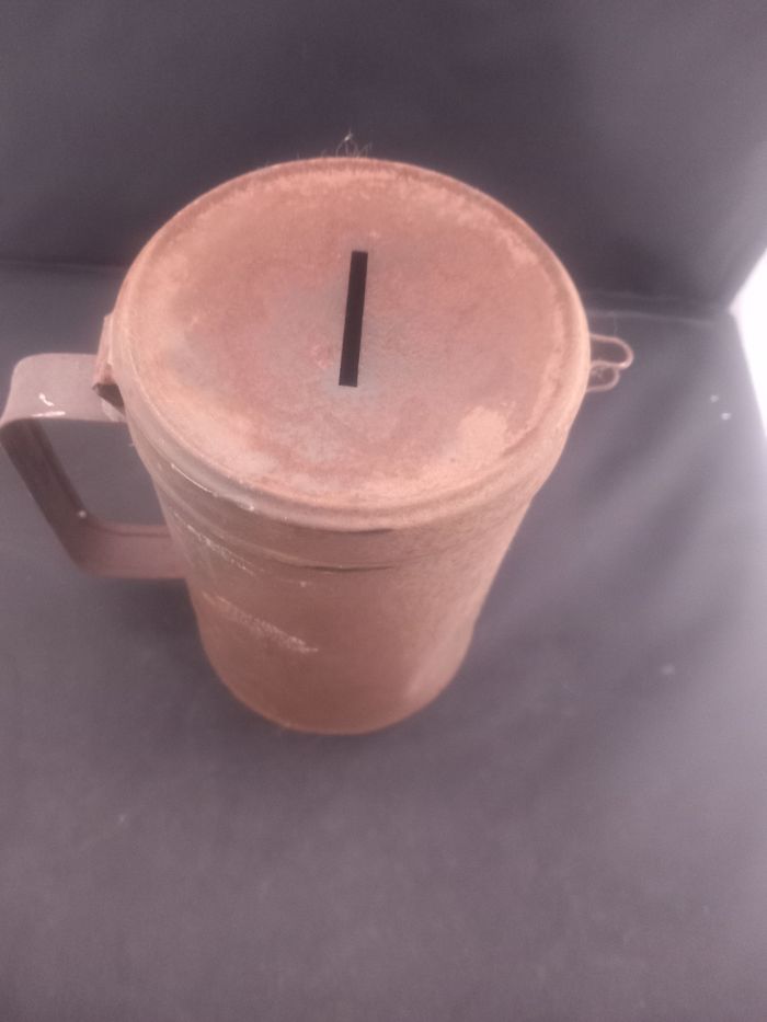 Ancienne tirelire en métal à restaurer - photo numéro 2