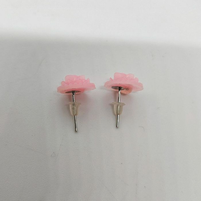 Paire de boucles d'oreilles.
Neuve.
Fleur rose ronde - photo numéro 3