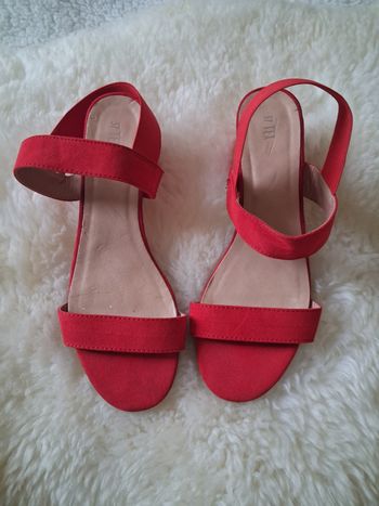 Belles sandales rouge passion taille 37 marque Tex