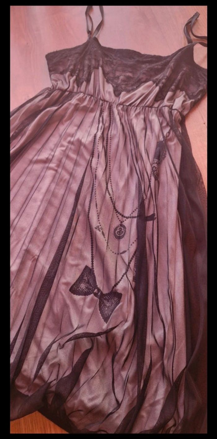 Robe à bretelles en TBE avec dentelles et voile taille 44 - photo numéro 2