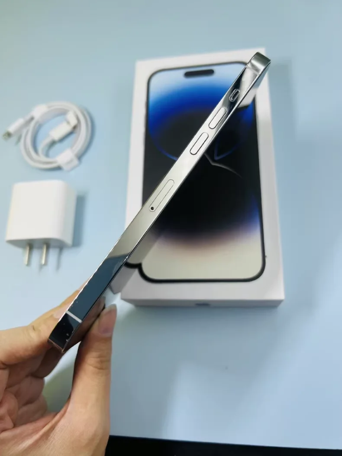 Une iphone quatorze pro max - photo numéro 2