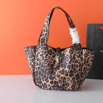 Yves Saint Laureṇt
    BEA  763435