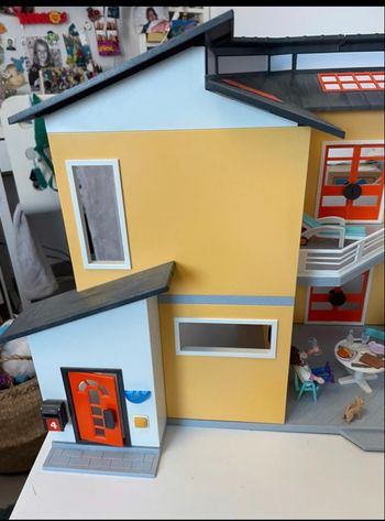 Maison complete avec personnages playmobil
