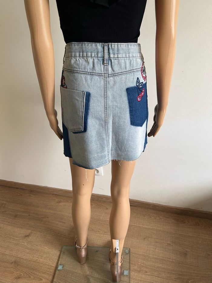 Jupe en jean neuve avec broderies Desigual taille 34 (taille très grand) - photo numéro 5