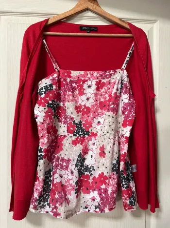 Ensemble top bretelles   fleuri et cardigan  Taille XL et  L - très bon état