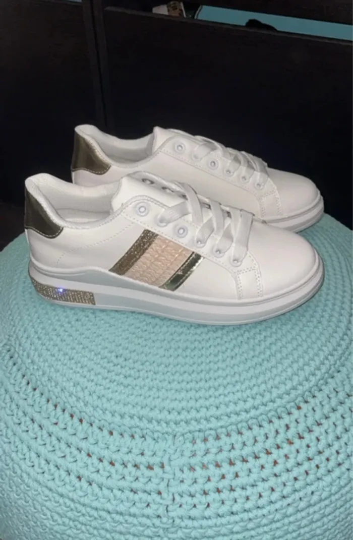 Baskets blanches femme neuves strass & détails dorés - Taille 36