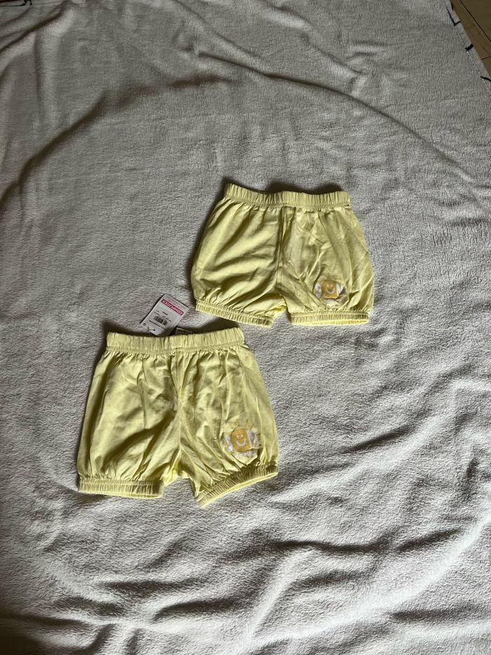 Lot 2 shorts fille taille 18 mois Neuf