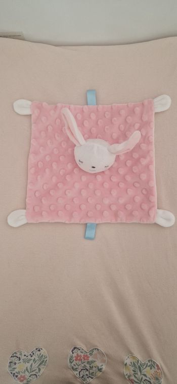 Doudou plat lapin rose et blanc Consys