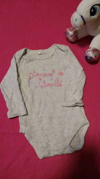 Body manches longues taille 12 mois en très bon état sans marque