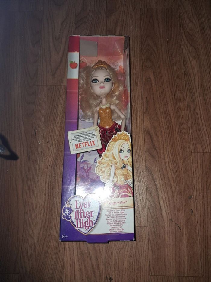 Poupée ever after high Apple White