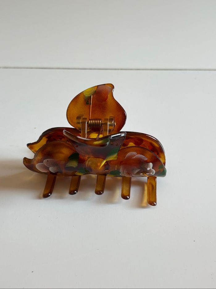 Pince à cheveux en plastique marron avec motif peint