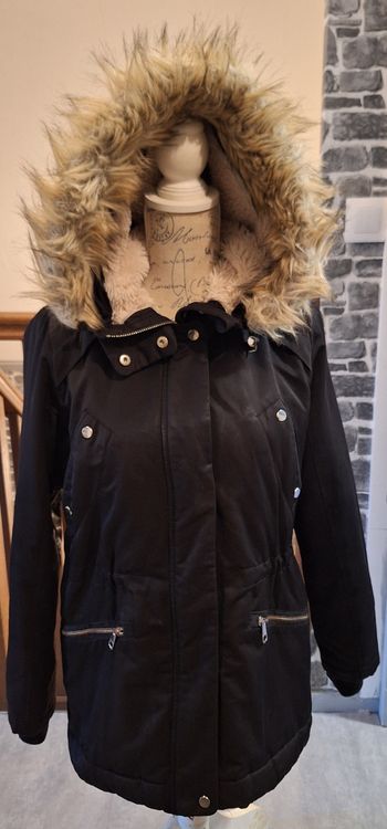 Parka noire chaude avec capuche amovible