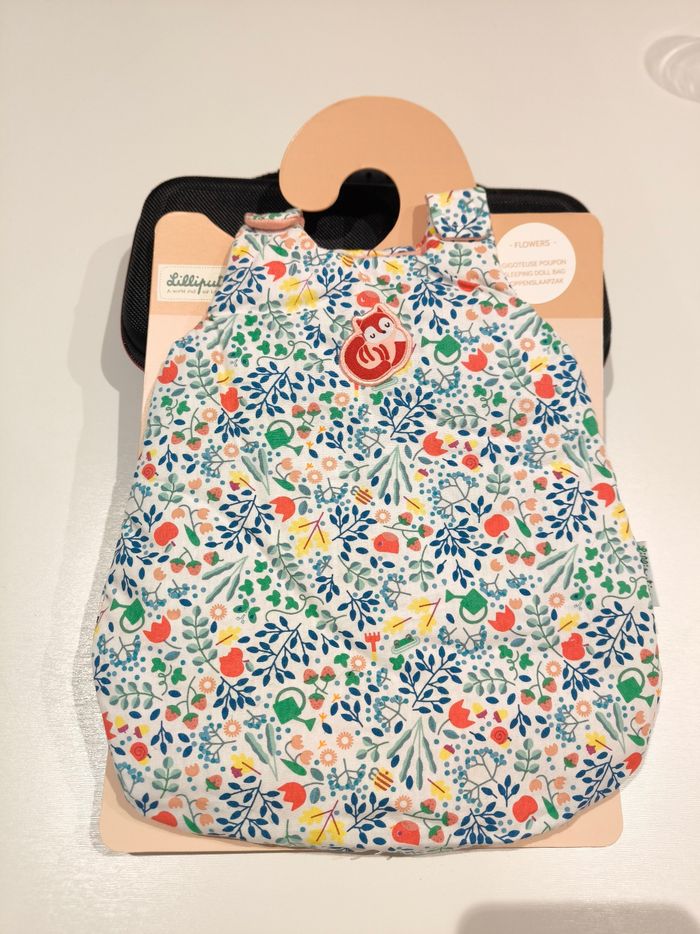 Gigoteuse bébé poupée poupon Lilliputiens