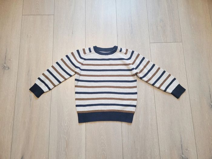 Pull crème à rayures. Garçon 6 ans. Marque Knit design de C&A