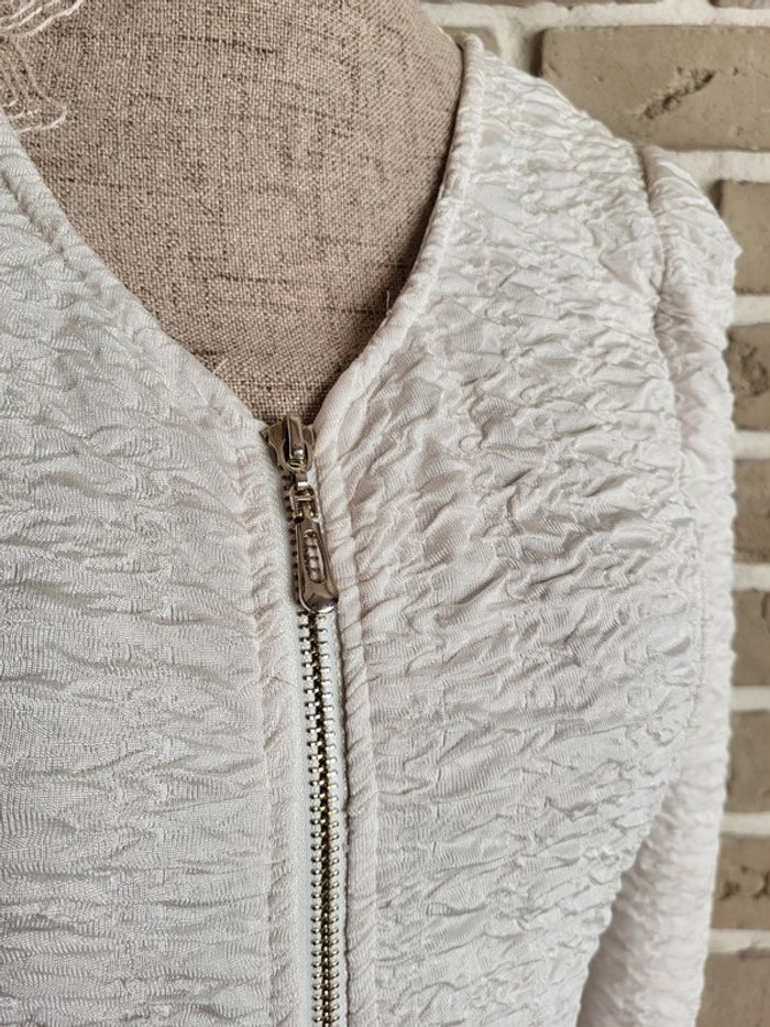 Robe blanche moulante avec fermeture éclair et tissu gaufré - photo numéro 9