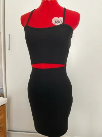 Robe noire ouverture et dos nu Jennyfer