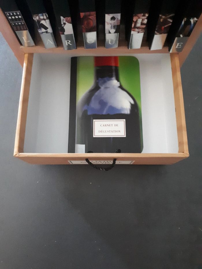 La petite bibliothèque du vin Larousse état neuf - photo numéro 3