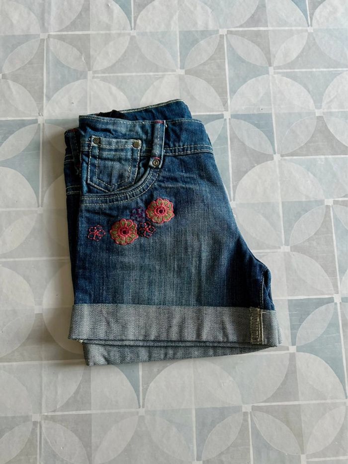 Short fille - 8 ans - Vynil fraise - en très bon état - photo numéro 3
